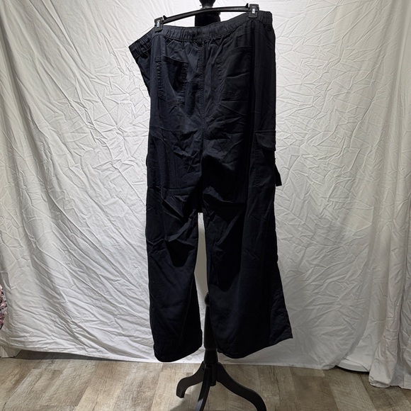 Women’s Black Cargo Pants - Picture 6 of 7